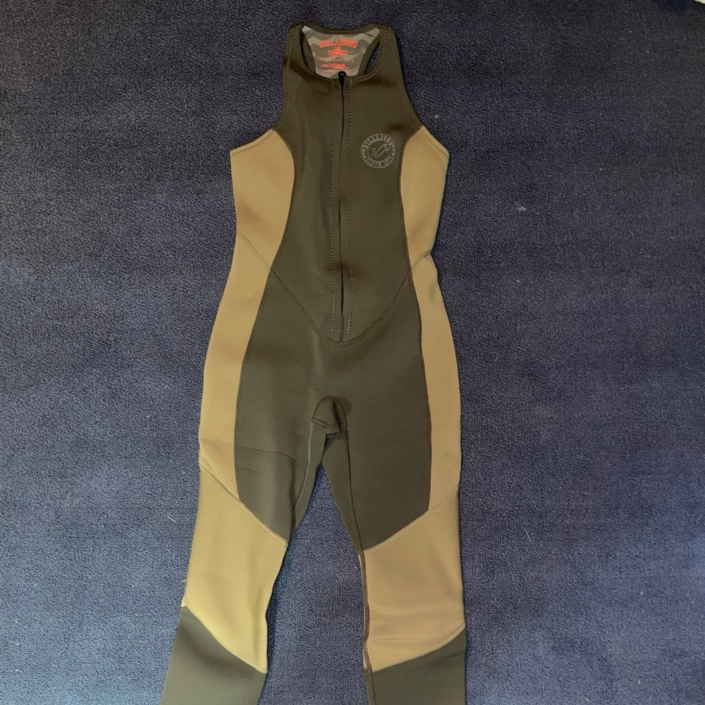 Billabong Women’s zip up wetsuit